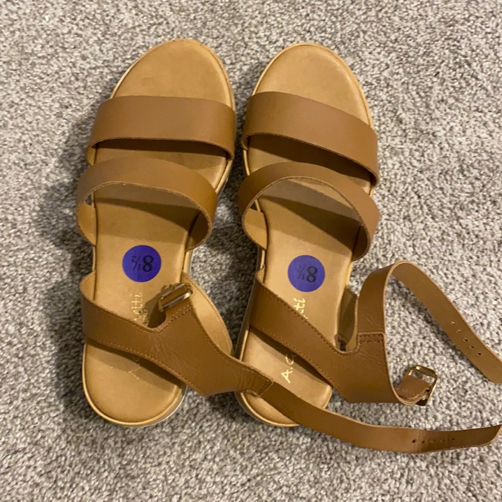 Nude wedges